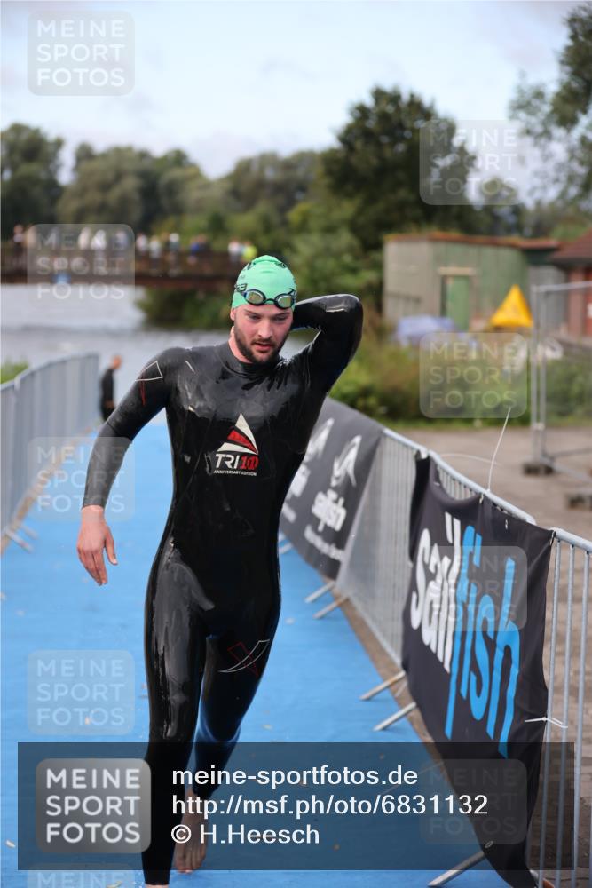 25.08.2024 - Elbe Triathlon Hamburg H.Heesch http://msf.ph/oto/6831132 25.08.2024 08:28:07 Schwimmen 47 meine-sportfotos.de