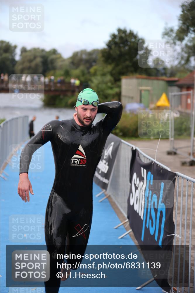 25.08.2024 - Elbe Triathlon Hamburg H.Heesch http://msf.ph/oto/6831139 25.08.2024 08:28:07 Schwimmen 47 meine-sportfotos.de