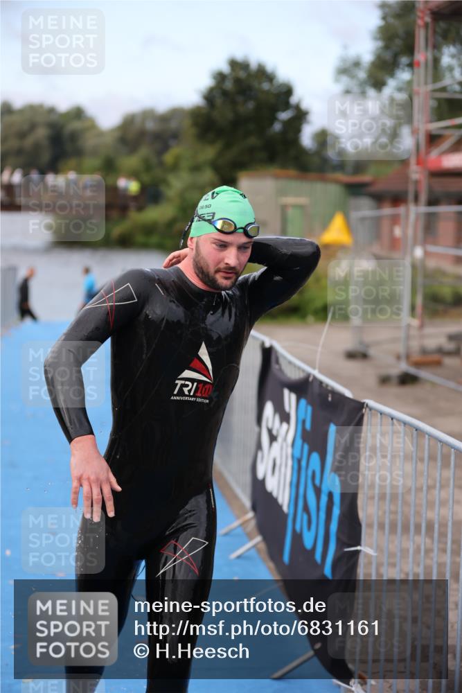 25.08.2024 - Elbe Triathlon Hamburg H.Heesch http://msf.ph/oto/6831161 25.08.2024 08:28:07 Schwimmen 47 meine-sportfotos.de