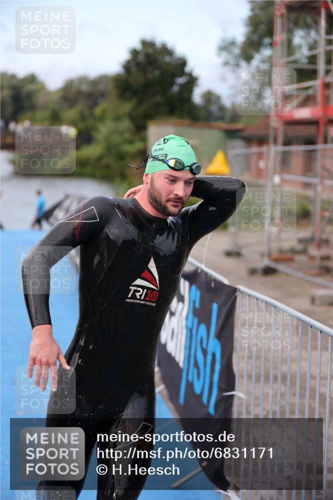 25.08.2024 - Elbe Triathlon Hamburg H.Heesch http://msf.ph/oto/6831171 25.08.2024 08:28:07 Schwimmen 47 meine-sportfotos.de
