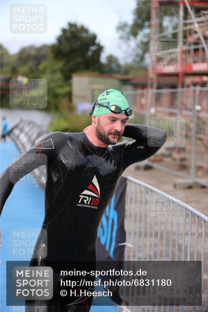 25.08.2024 - Elbe Triathlon Hamburg H.Heesch http://msf.ph/oto/6831180 25.08.2024 08:28:07 Schwimmen 47 meine-sportfotos.de