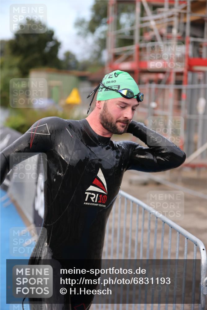 25.08.2024 - Elbe Triathlon Hamburg H.Heesch http://msf.ph/oto/6831193 25.08.2024 08:28:07 Schwimmen 47 meine-sportfotos.de