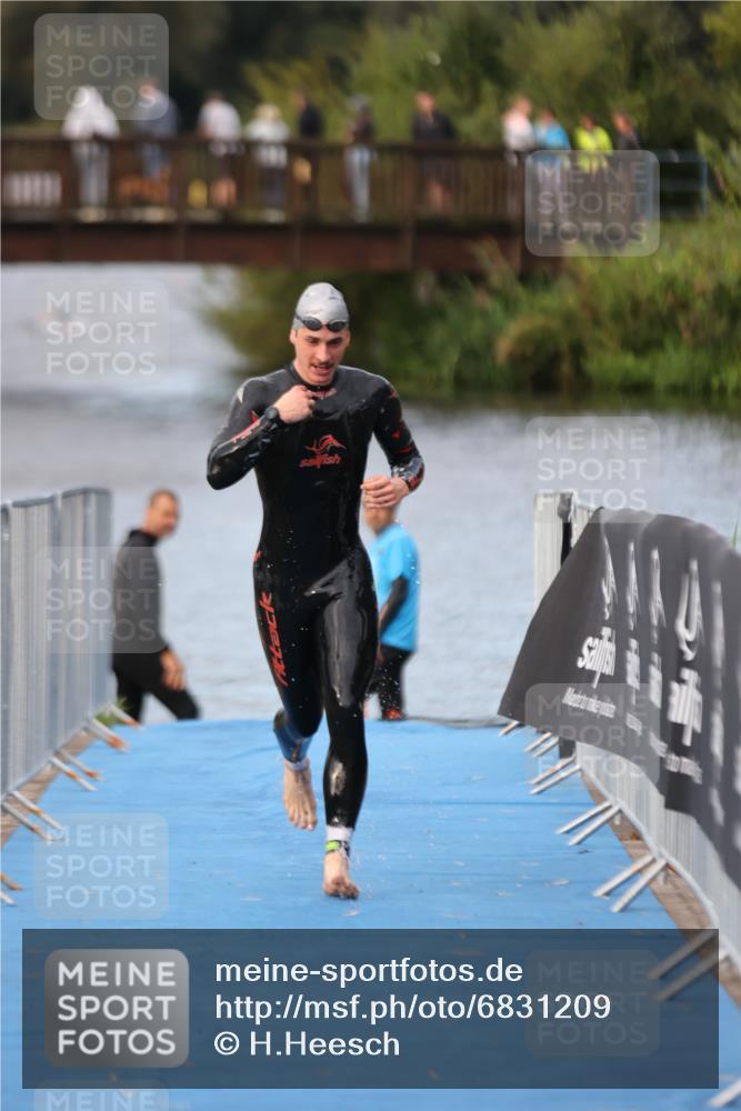 25.08.2024 - Elbe Triathlon Hamburg H.Heesch http://msf.ph/oto/6831209 25.08.2024 08:28:38 Schwimmen 65 meine-sportfotos.de
