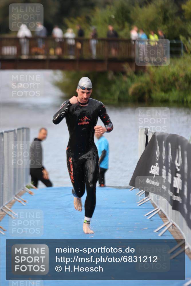 25.08.2024 - Elbe Triathlon Hamburg H.Heesch http://msf.ph/oto/6831212 25.08.2024 08:28:38 Schwimmen 65 meine-sportfotos.de