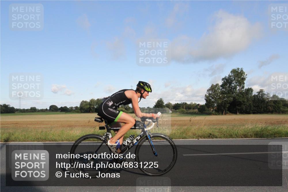 25.08.2024 - Elbe Triathlon Hamburg Fuchs,  Jonas http://msf.ph/oto/6831225 25.08.2024 09:30:10 Radfahren 231, 221, 114, 182, 214 meine-sportfotos.de