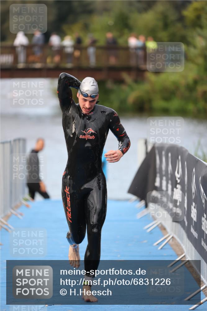 25.08.2024 - Elbe Triathlon Hamburg H.Heesch http://msf.ph/oto/6831226 25.08.2024 08:28:39 Schwimmen 65 meine-sportfotos.de