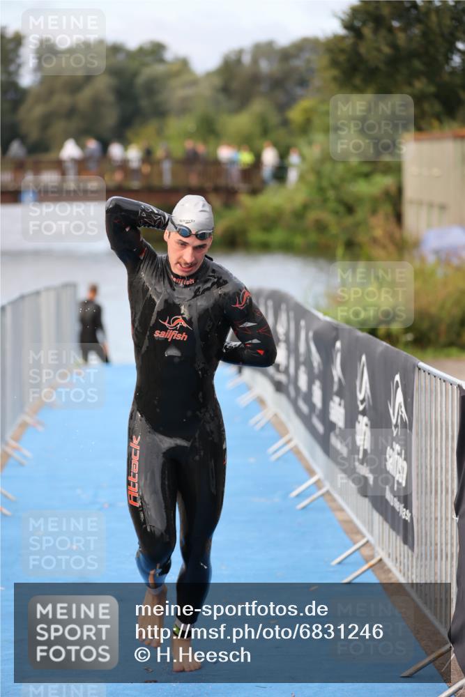 25.08.2024 - Elbe Triathlon Hamburg H.Heesch http://msf.ph/oto/6831246 25.08.2024 08:28:40 Schwimmen 65 meine-sportfotos.de