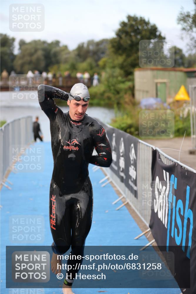 25.08.2024 - Elbe Triathlon Hamburg H.Heesch http://msf.ph/oto/6831258 25.08.2024 08:28:41 Schwimmen 65 meine-sportfotos.de