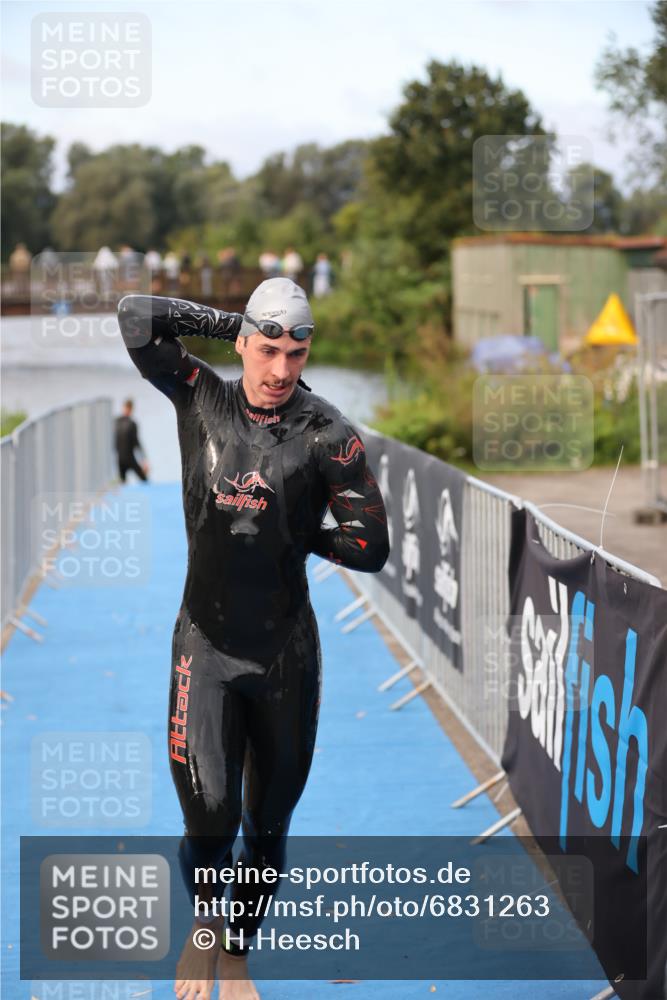 25.08.2024 - Elbe Triathlon Hamburg H.Heesch http://msf.ph/oto/6831263 25.08.2024 08:28:41 Schwimmen 65 meine-sportfotos.de