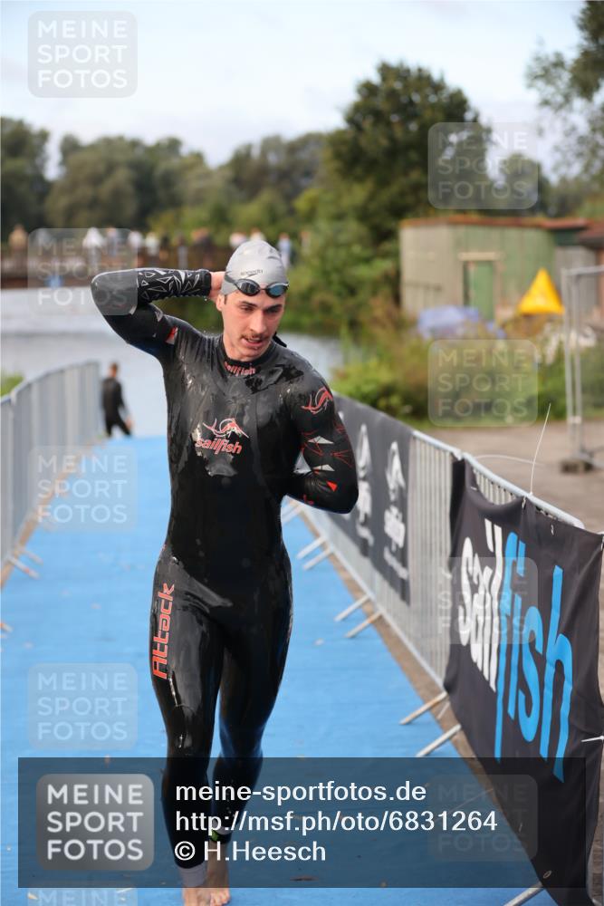 25.08.2024 - Elbe Triathlon Hamburg H.Heesch http://msf.ph/oto/6831264 25.08.2024 08:28:41 Schwimmen 65 meine-sportfotos.de
