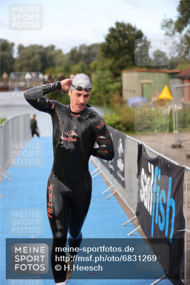 25.08.2024 - Elbe Triathlon Hamburg H.Heesch http://msf.ph/oto/6831269 25.08.2024 08:28:41 Schwimmen 65 meine-sportfotos.de