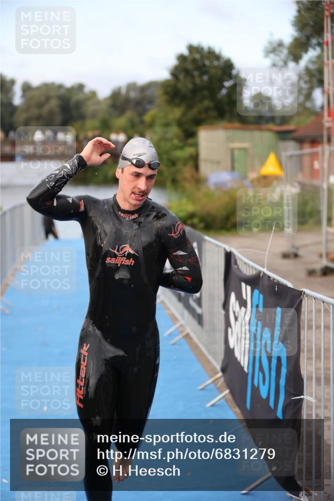 25.08.2024 - Elbe Triathlon Hamburg H.Heesch http://msf.ph/oto/6831279 25.08.2024 08:28:41 Schwimmen 65 meine-sportfotos.de