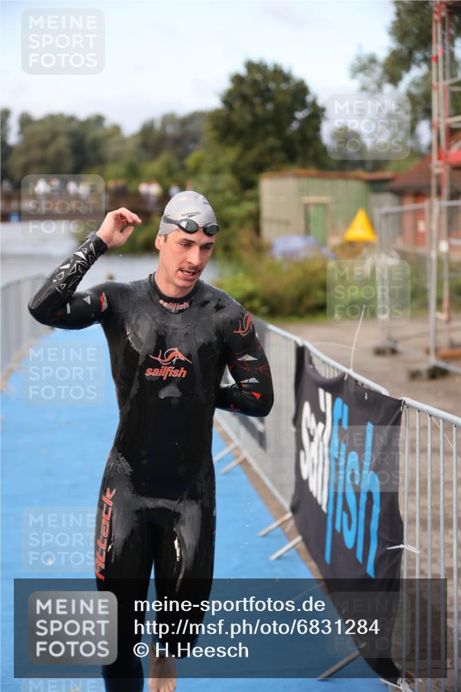 25.08.2024 - Elbe Triathlon Hamburg H.Heesch http://msf.ph/oto/6831284 25.08.2024 08:28:41 Schwimmen 65 meine-sportfotos.de