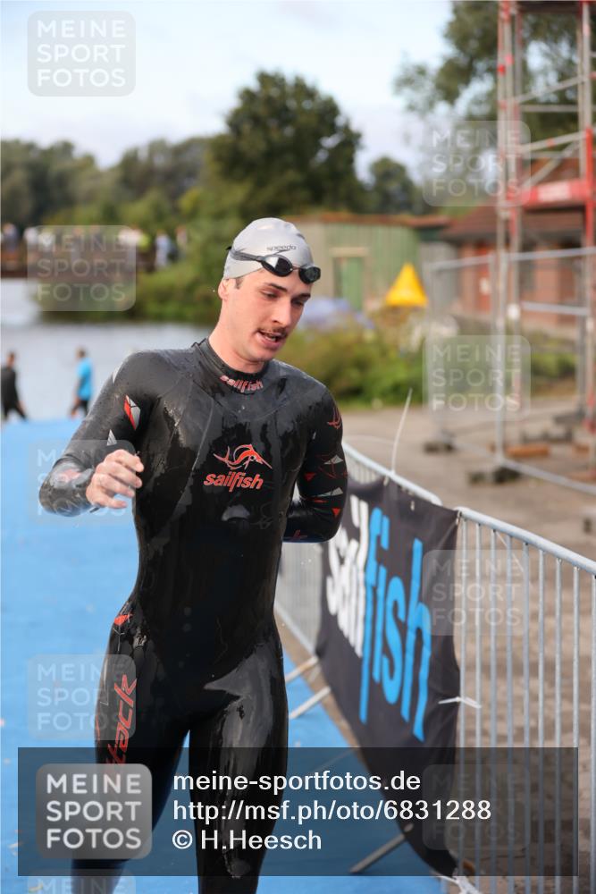 25.08.2024 - Elbe Triathlon Hamburg H.Heesch http://msf.ph/oto/6831288 25.08.2024 08:28:41 Schwimmen 65 meine-sportfotos.de