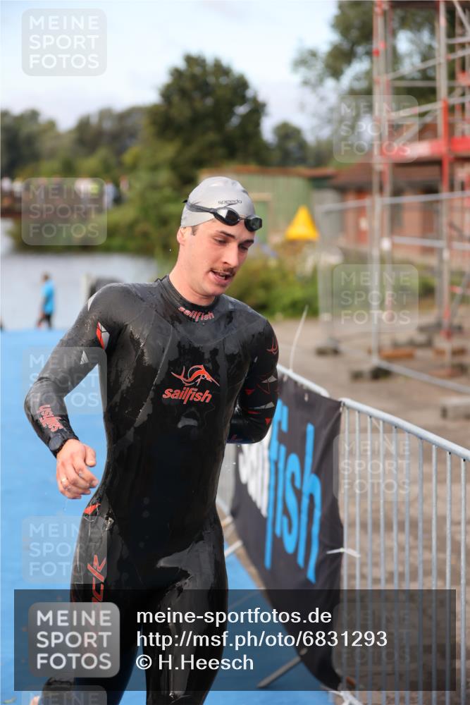 25.08.2024 - Elbe Triathlon Hamburg H.Heesch http://msf.ph/oto/6831293 25.08.2024 08:28:41 Schwimmen 65 meine-sportfotos.de