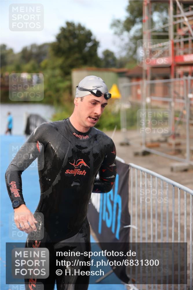 25.08.2024 - Elbe Triathlon Hamburg H.Heesch http://msf.ph/oto/6831300 25.08.2024 08:28:41 Schwimmen 65 meine-sportfotos.de