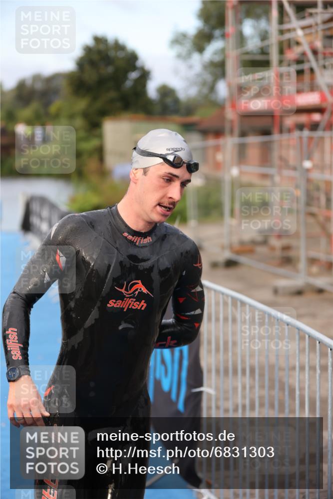 25.08.2024 - Elbe Triathlon Hamburg H.Heesch http://msf.ph/oto/6831303 25.08.2024 08:28:41 Schwimmen 65 meine-sportfotos.de