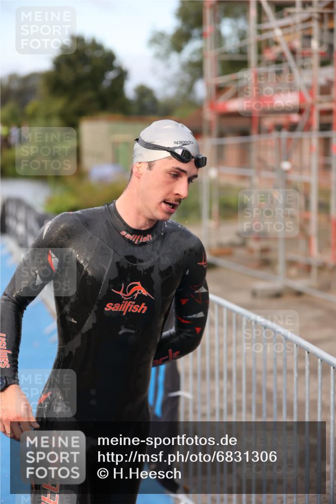 25.08.2024 - Elbe Triathlon Hamburg H.Heesch http://msf.ph/oto/6831306 25.08.2024 08:28:41 Schwimmen 65 meine-sportfotos.de