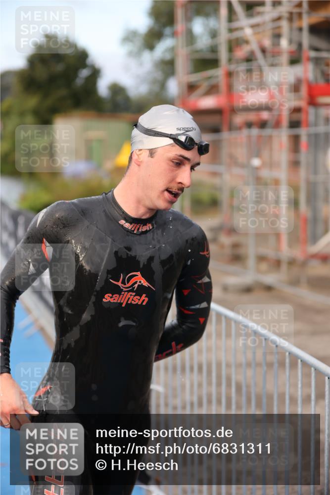25.08.2024 - Elbe Triathlon Hamburg H.Heesch http://msf.ph/oto/6831311 25.08.2024 08:28:41 Schwimmen 65 meine-sportfotos.de