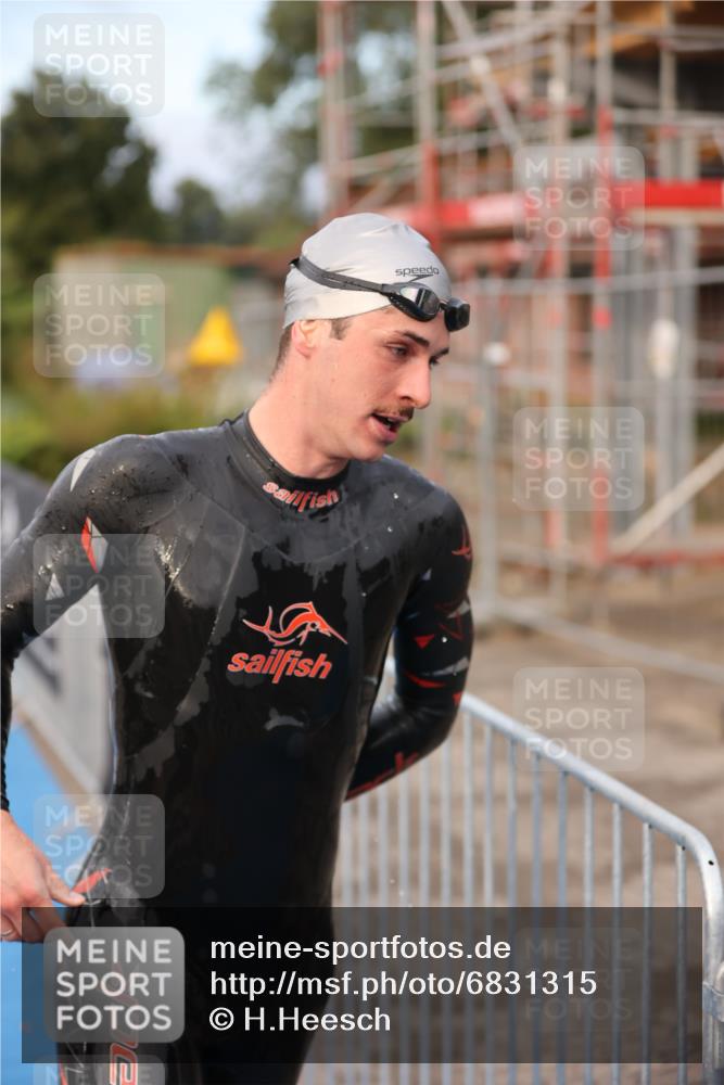 25.08.2024 - Elbe Triathlon Hamburg H.Heesch http://msf.ph/oto/6831315 25.08.2024 08:28:41 Schwimmen 65 meine-sportfotos.de