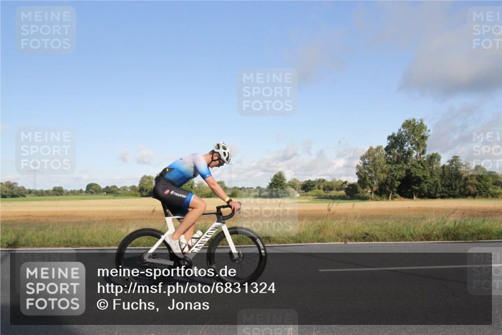 25.08.2024 - Elbe Triathlon Hamburg Fuchs,  Jonas http://msf.ph/oto/6831324 25.08.2024 09:31:06 Radfahren 400, 254, 271, 67, 113, 136, 187, 257, 302 meine-sportfotos.de