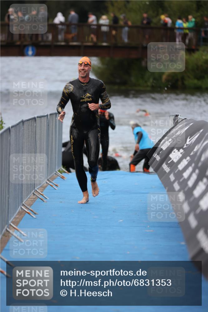 25.08.2024 - Elbe Triathlon Hamburg H.Heesch http://msf.ph/oto/6831353 25.08.2024 08:29:46 Schwimmen 68, 78, 79, 95 meine-sportfotos.de