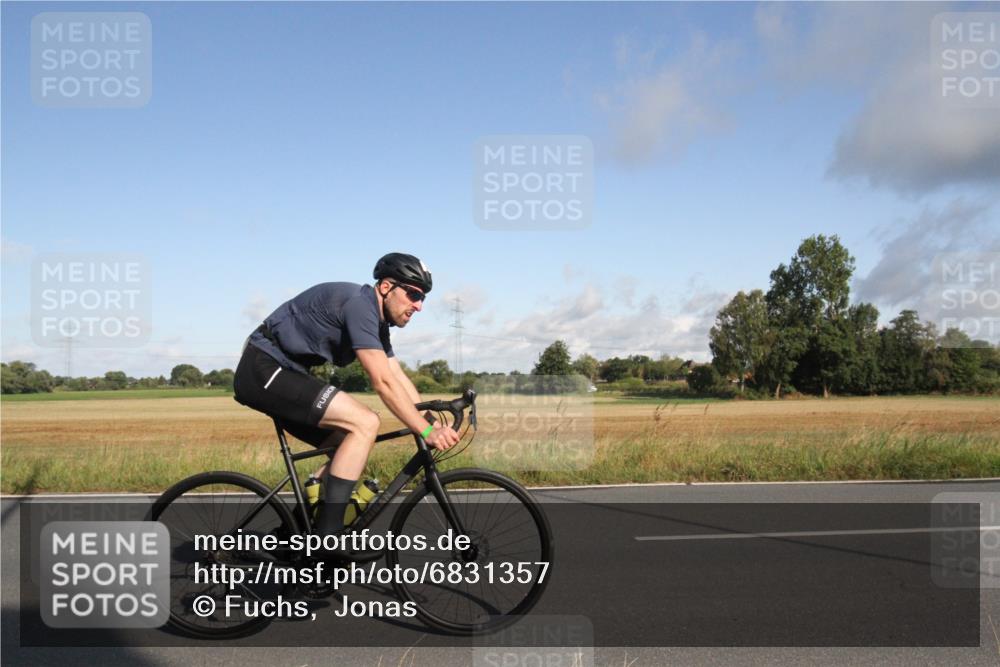 25.08.2024 - Elbe Triathlon Hamburg Fuchs,  Jonas http://msf.ph/oto/6831357 25.08.2024 09:31:13 Radfahren 113, 136, 187, 257, 302, 307, 312, 482, 243 meine-sportfotos.de