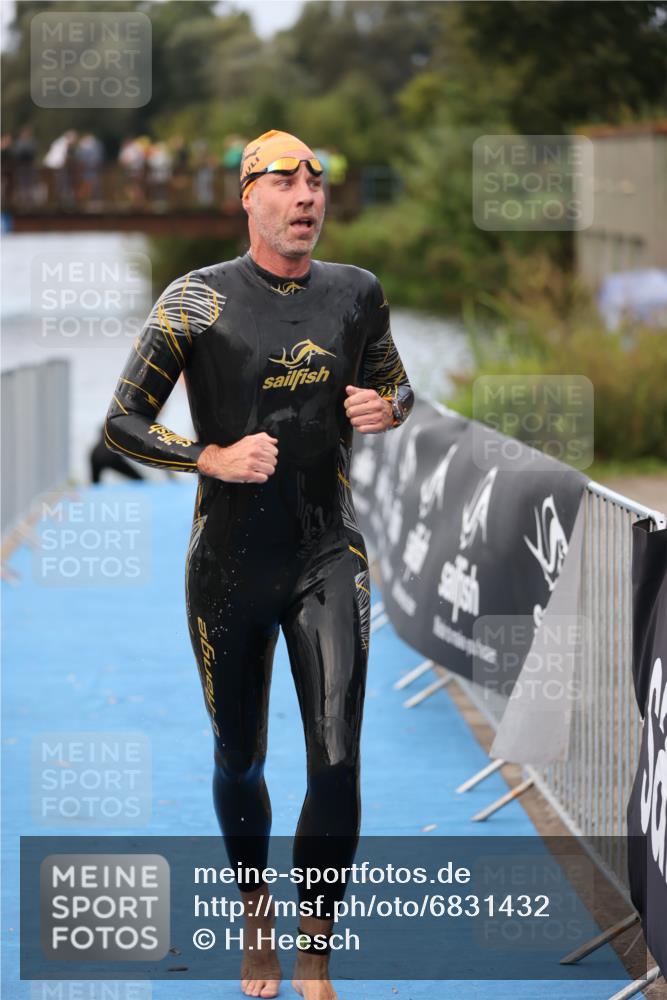 25.08.2024 - Elbe Triathlon Hamburg H.Heesch http://msf.ph/oto/6831432 25.08.2024 08:29:50 Schwimmen 68, 78, 79, 95 meine-sportfotos.de