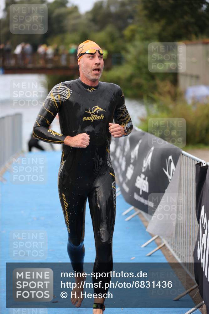 25.08.2024 - Elbe Triathlon Hamburg H.Heesch http://msf.ph/oto/6831436 25.08.2024 08:29:50 Schwimmen 68, 78, 79, 95 meine-sportfotos.de