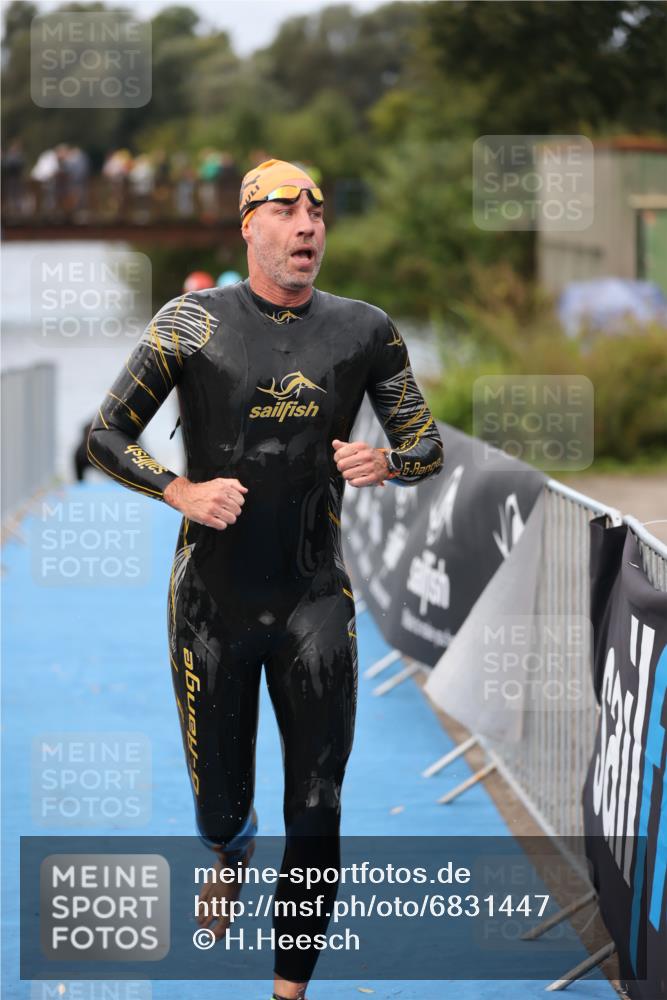 25.08.2024 - Elbe Triathlon Hamburg H.Heesch http://msf.ph/oto/6831447 25.08.2024 08:29:50 Schwimmen 68, 78, 79, 95 meine-sportfotos.de