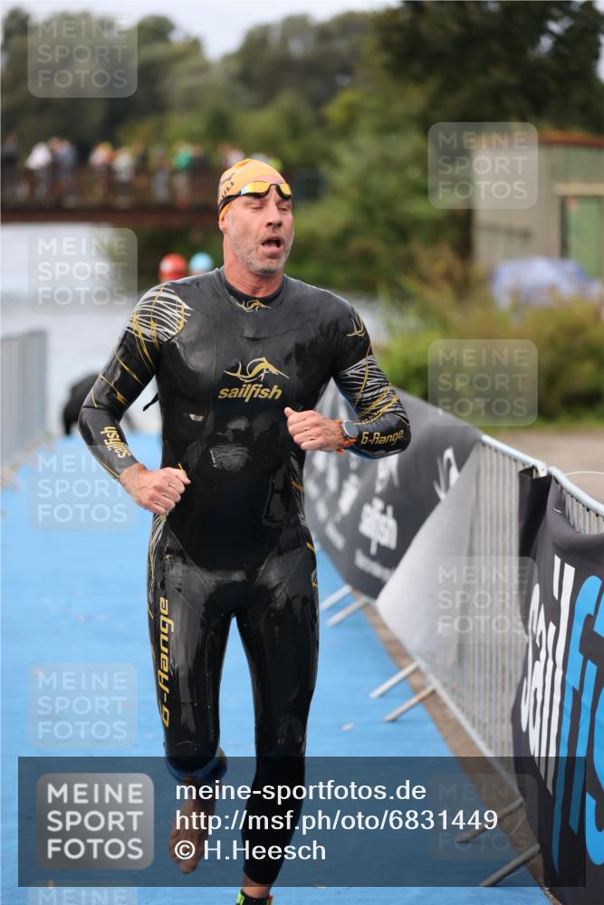 25.08.2024 - Elbe Triathlon Hamburg H.Heesch http://msf.ph/oto/6831449 25.08.2024 08:29:50 Schwimmen 68, 78, 79, 95 meine-sportfotos.de