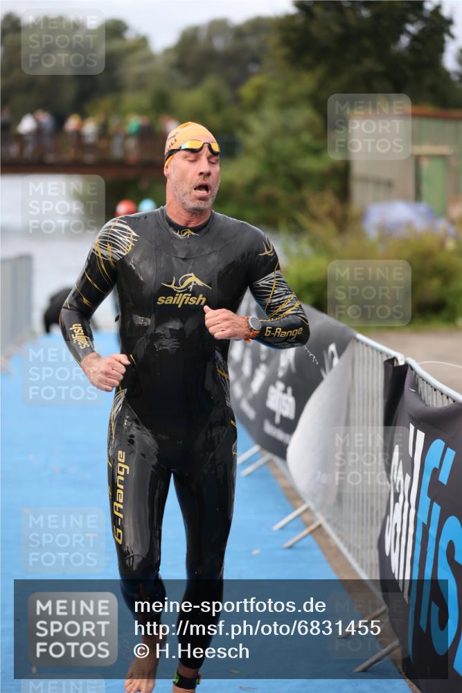 25.08.2024 - Elbe Triathlon Hamburg H.Heesch http://msf.ph/oto/6831455 25.08.2024 08:29:50 Schwimmen 68, 78, 79, 95 meine-sportfotos.de