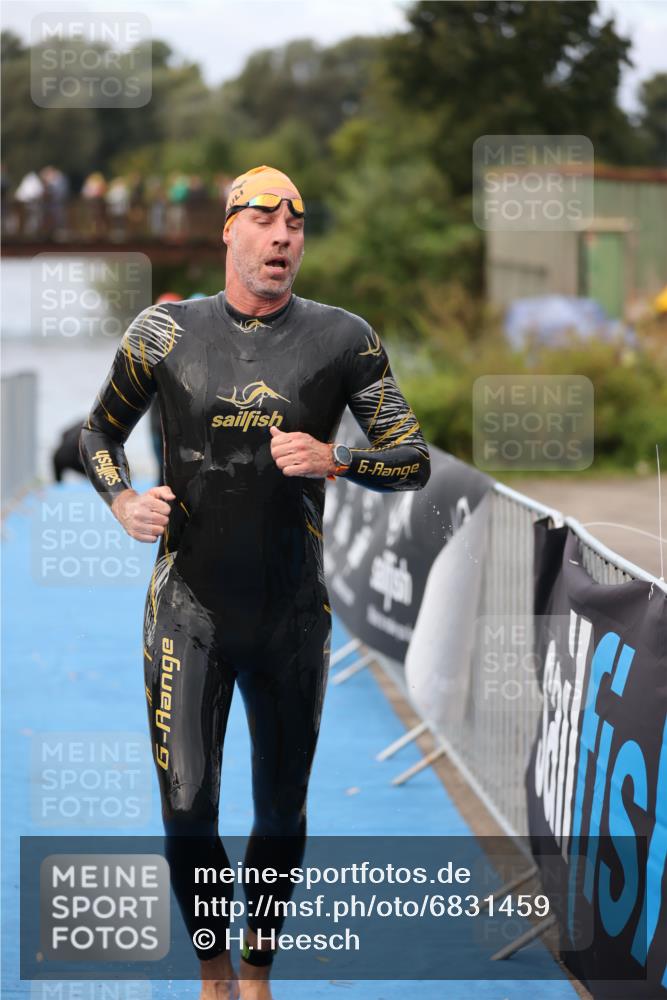25.08.2024 - Elbe Triathlon Hamburg H.Heesch http://msf.ph/oto/6831459 25.08.2024 08:29:50 Schwimmen 68, 78, 79, 95 meine-sportfotos.de