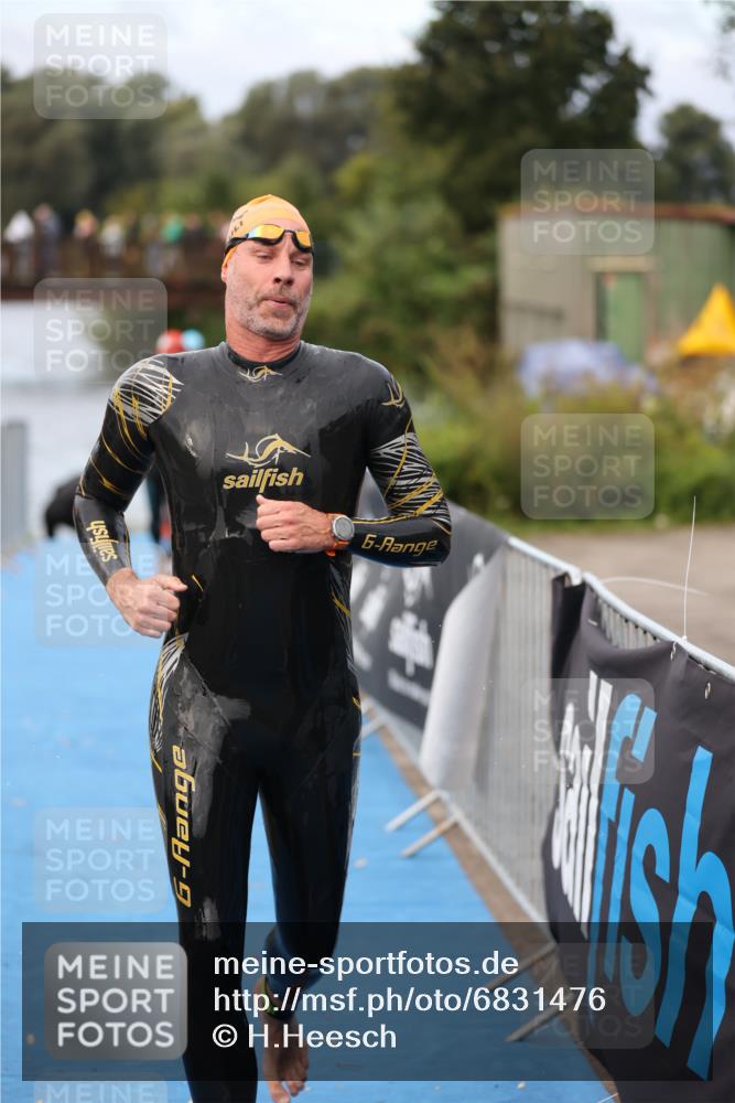 25.08.2024 - Elbe Triathlon Hamburg H.Heesch http://msf.ph/oto/6831476 25.08.2024 08:29:51 Schwimmen 68, 78, 79, 95 meine-sportfotos.de