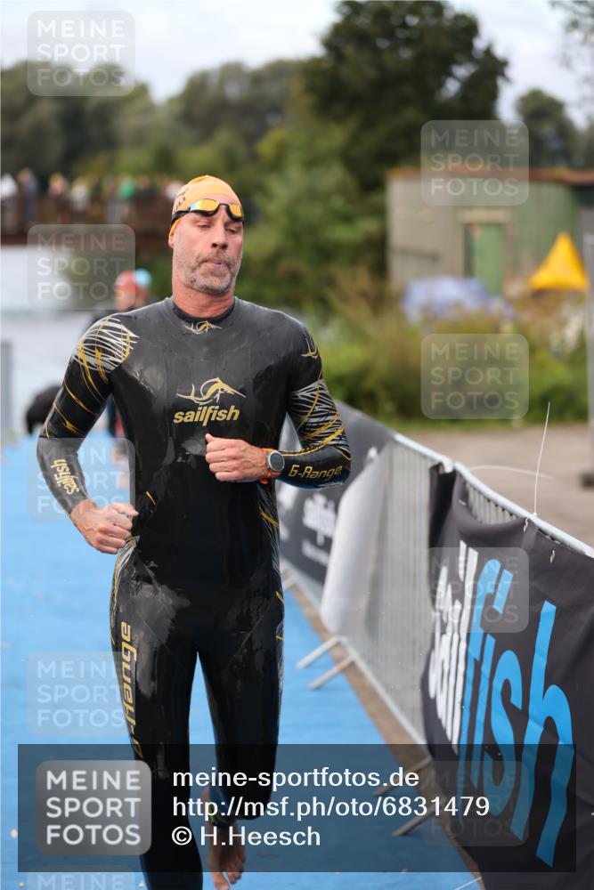 25.08.2024 - Elbe Triathlon Hamburg H.Heesch http://msf.ph/oto/6831479 25.08.2024 08:29:51 Schwimmen 68, 78, 79, 95 meine-sportfotos.de