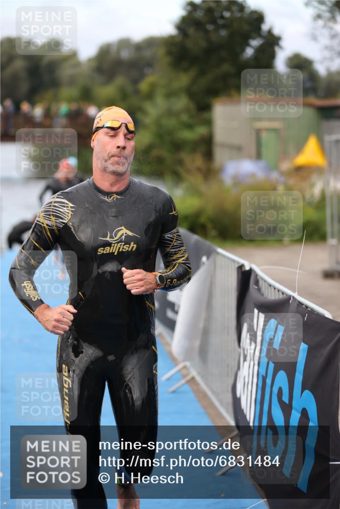 25.08.2024 - Elbe Triathlon Hamburg H.Heesch http://msf.ph/oto/6831484 25.08.2024 08:29:51 Schwimmen 68, 78, 79, 95 meine-sportfotos.de