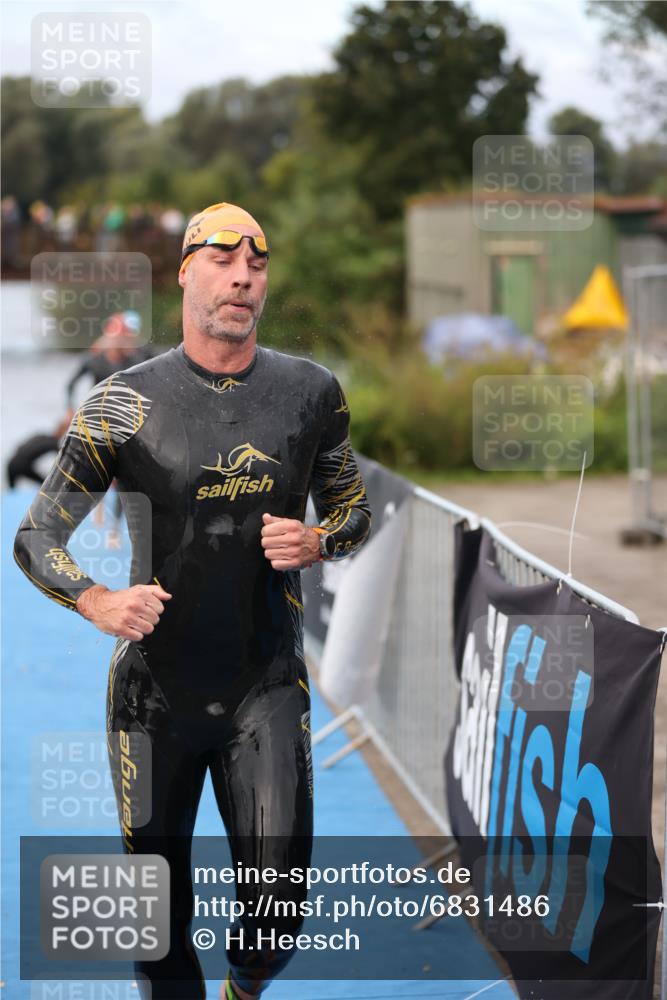 25.08.2024 - Elbe Triathlon Hamburg H.Heesch http://msf.ph/oto/6831486 25.08.2024 08:29:51 Schwimmen 68, 78, 79, 95 meine-sportfotos.de