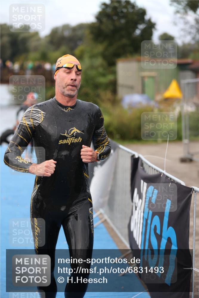 25.08.2024 - Elbe Triathlon Hamburg H.Heesch http://msf.ph/oto/6831493 25.08.2024 08:29:51 Schwimmen 68, 78, 79, 95 meine-sportfotos.de