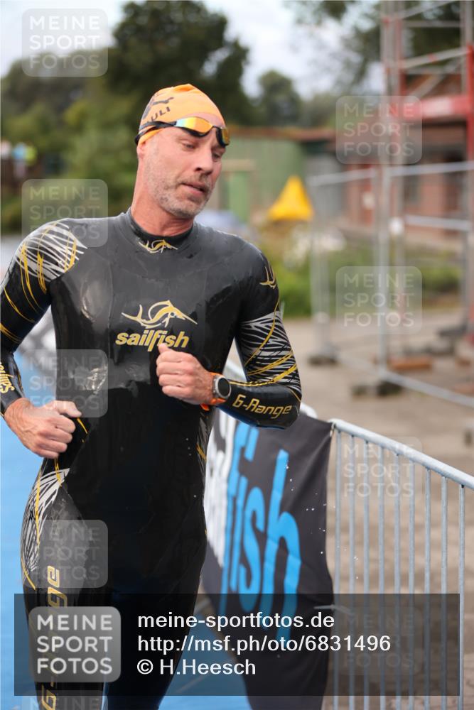 25.08.2024 - Elbe Triathlon Hamburg H.Heesch http://msf.ph/oto/6831496 25.08.2024 08:29:51 Schwimmen 68, 78, 79, 95 meine-sportfotos.de