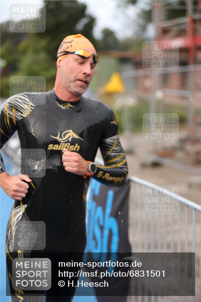 25.08.2024 - Elbe Triathlon Hamburg H.Heesch http://msf.ph/oto/6831501 25.08.2024 08:29:51 Schwimmen 68, 78, 79, 95 meine-sportfotos.de