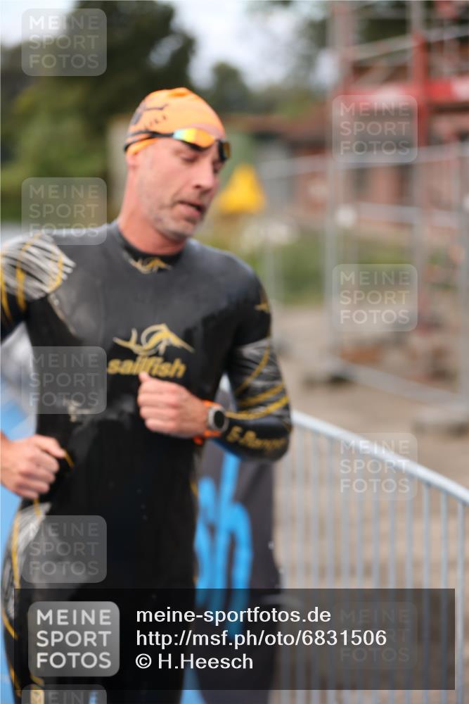 25.08.2024 - Elbe Triathlon Hamburg H.Heesch http://msf.ph/oto/6831506 25.08.2024 08:29:51 Schwimmen 68, 78, 79, 95 meine-sportfotos.de