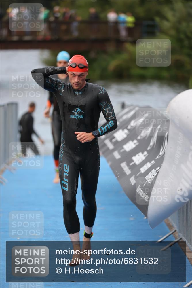 25.08.2024 - Elbe Triathlon Hamburg H.Heesch http://msf.ph/oto/6831532 25.08.2024 08:29:53 Schwimmen 68, 78, 79, 95 meine-sportfotos.de