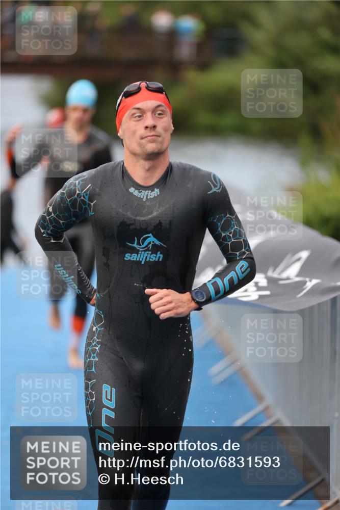 25.08.2024 - Elbe Triathlon Hamburg H.Heesch http://msf.ph/oto/6831593 25.08.2024 08:29:55 Schwimmen 37, 68, 78, 79, 95 meine-sportfotos.de