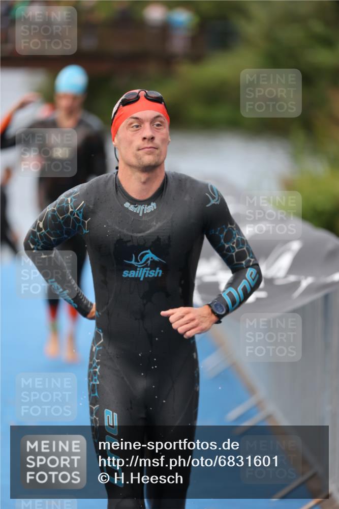 25.08.2024 - Elbe Triathlon Hamburg H.Heesch http://msf.ph/oto/6831601 25.08.2024 08:29:55 Schwimmen 37, 68, 78, 79, 95 meine-sportfotos.de
