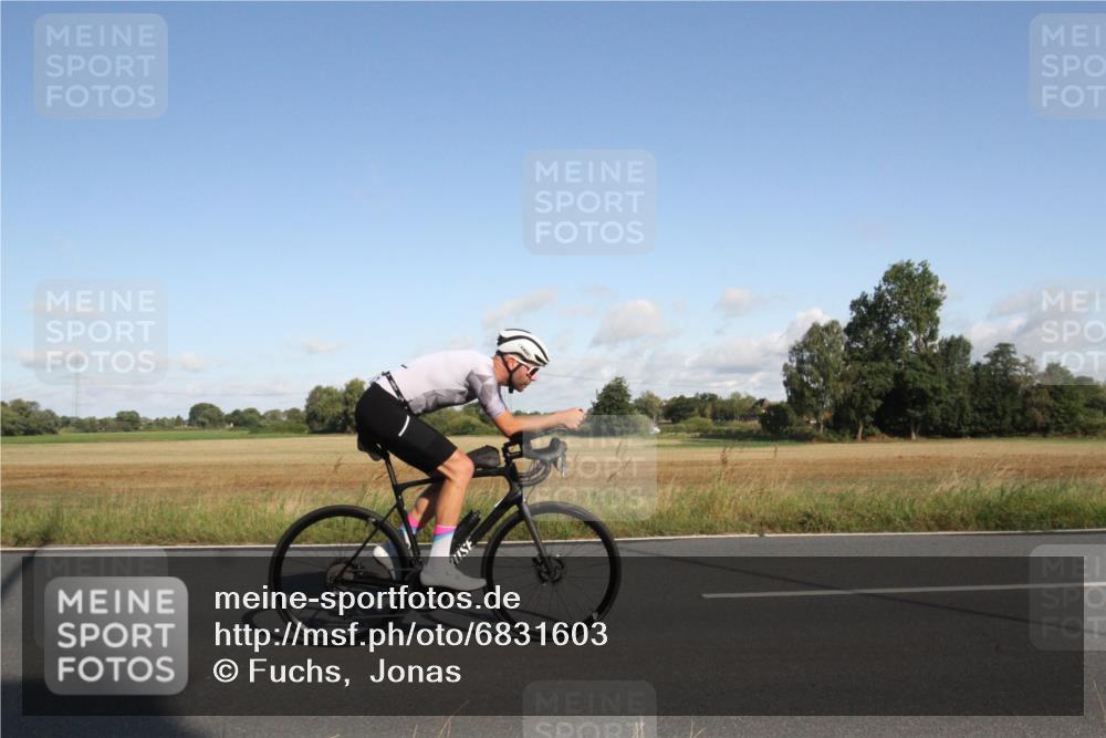 25.08.2024 - Elbe Triathlon Hamburg Fuchs,  Jonas http://msf.ph/oto/6831603 25.08.2024 09:33:34 Radfahren 486, 353, 323, 181 meine-sportfotos.de