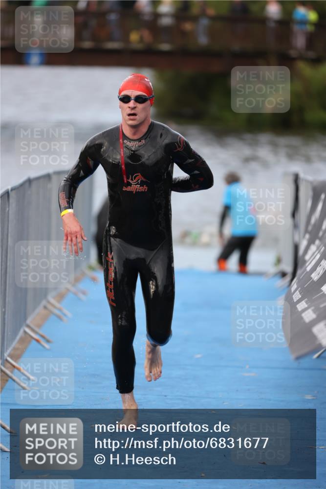 25.08.2024 - Elbe Triathlon Hamburg H.Heesch http://msf.ph/oto/6831677 25.08.2024 08:29:59 Schwimmen 37, 68, 78, 79, 82, 95 meine-sportfotos.de
