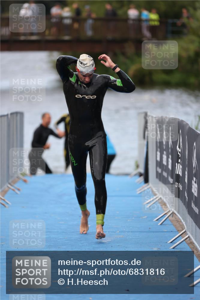 25.08.2024 - Elbe Triathlon Hamburg H.Heesch http://msf.ph/oto/6831816 25.08.2024 08:30:11 Schwimmen 37, 68, 79, 82 meine-sportfotos.de