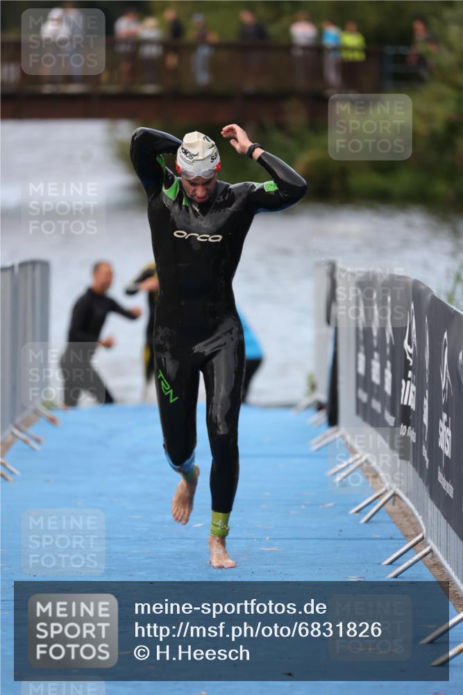25.08.2024 - Elbe Triathlon Hamburg H.Heesch http://msf.ph/oto/6831826 25.08.2024 08:30:11 Schwimmen 37, 68, 79, 82 meine-sportfotos.de