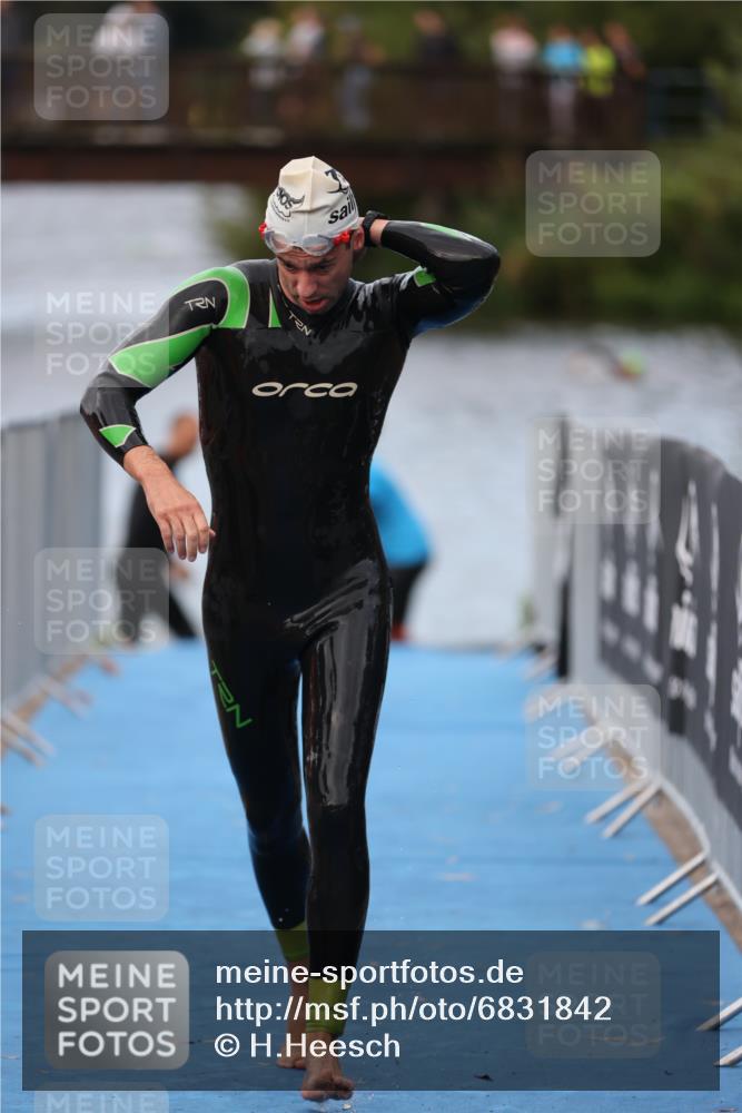 25.08.2024 - Elbe Triathlon Hamburg H.Heesch http://msf.ph/oto/6831842 25.08.2024 08:30:12 Schwimmen 37, 68, 79, 82 meine-sportfotos.de