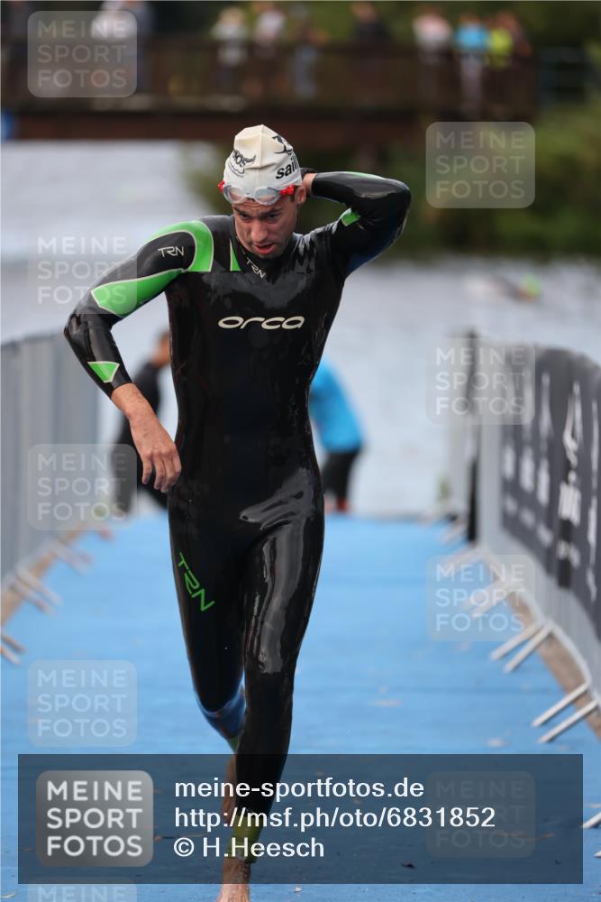 25.08.2024 - Elbe Triathlon Hamburg H.Heesch http://msf.ph/oto/6831852 25.08.2024 08:30:13 Schwimmen 37, 68, 79, 82 meine-sportfotos.de